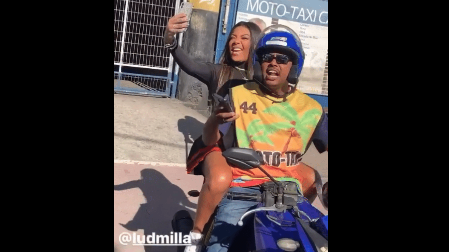 Ludmilla no mototáxi - Reprodução/Instagram