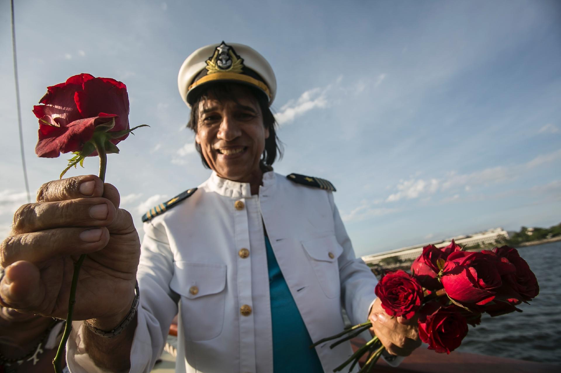 Carlos Evanney distribui as tradicionais rosas vermelhas aos fãs  - Bruna Prado/ UOL