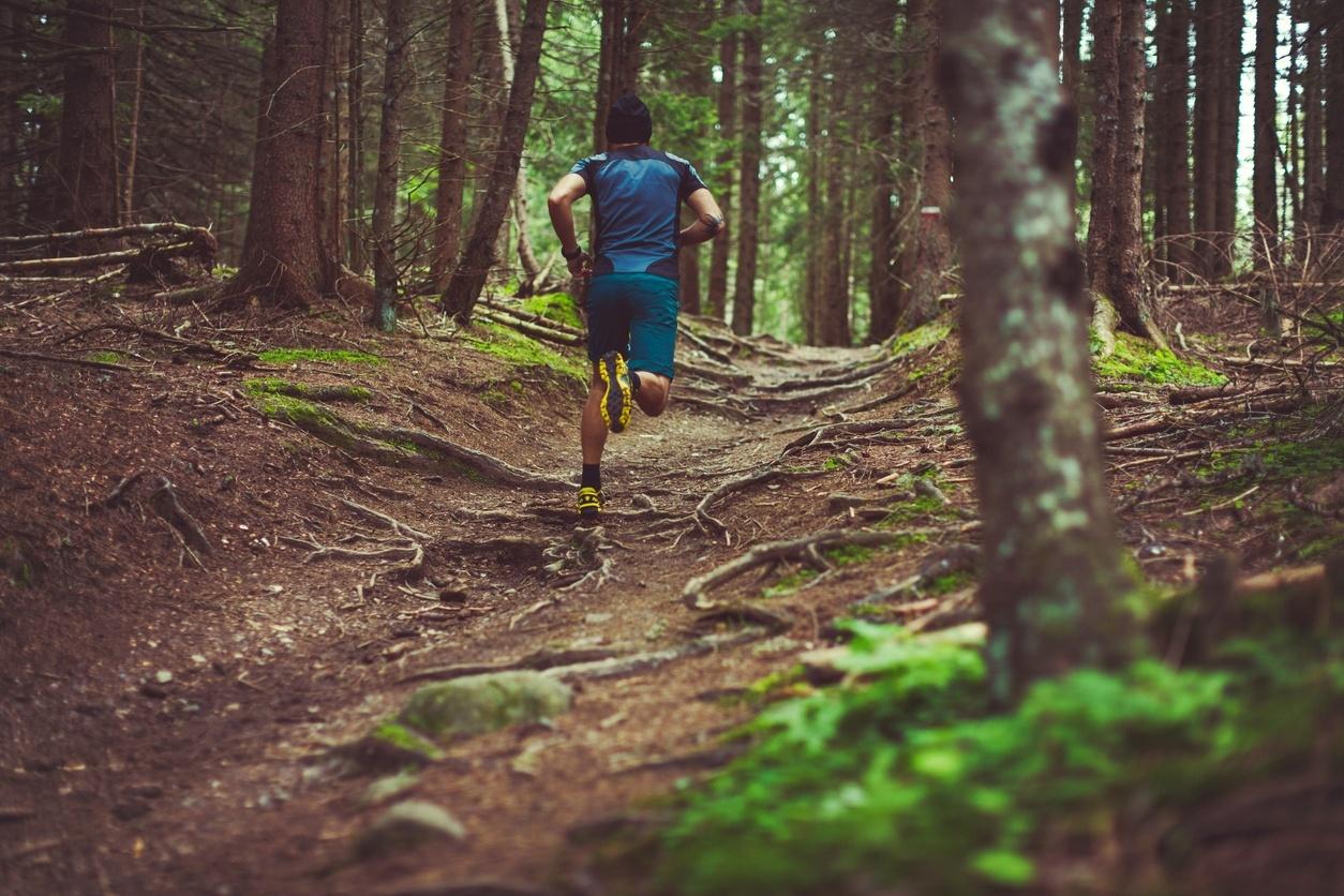 tenis de corrida para trilha