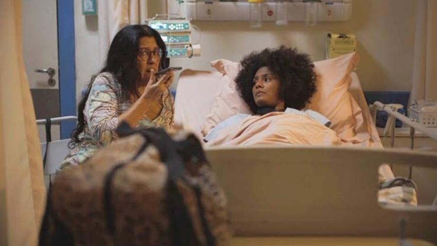 Lurdes (Regina Casé) e Camila (Jessica Ellen) em cena emocionante de Amor de Mãe - Reprodução