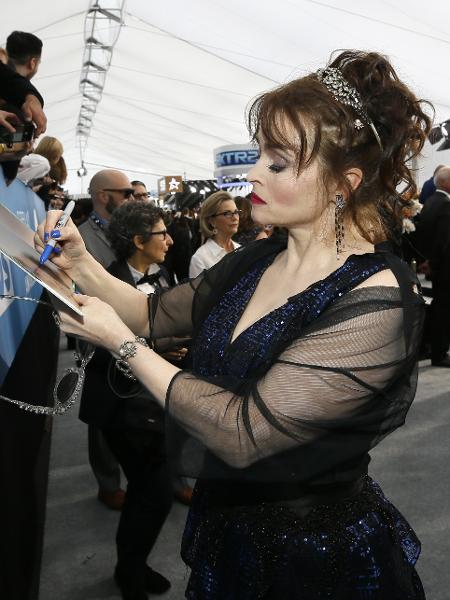 A atriz Helena Bonham Carter distribui autógrafos em sua chegada ao SAG Awards - Danny Moloshok/Reuters