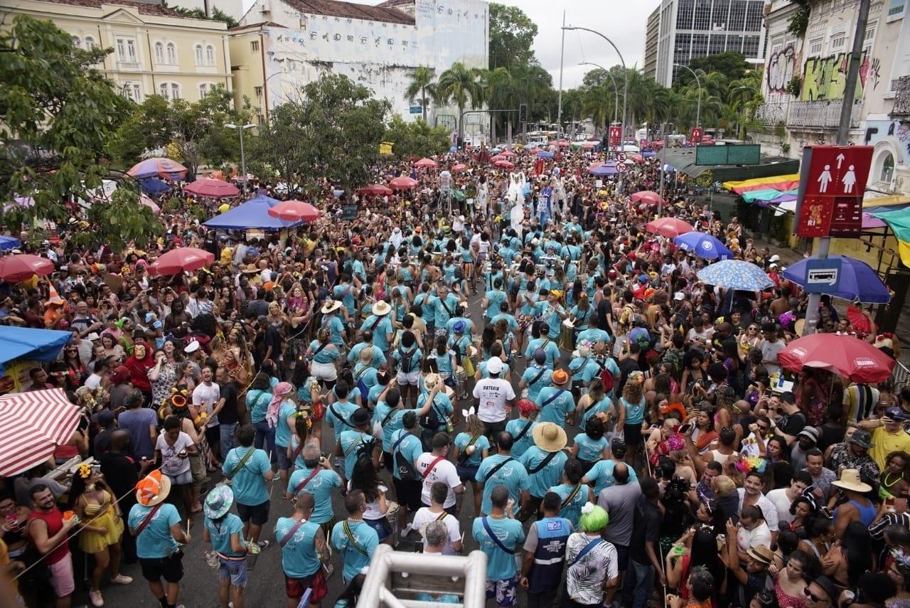 Foliões de divertem durante o bloco Quizomba, no Rio de Janeiro - Ricardo Borges/UOL