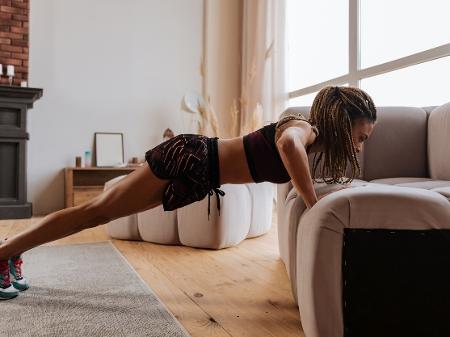 Diminuir o intervalo entre as séries e acelerar a execução dos movimentos são maneiras de turbinar o treino funcional só com o peso do corpo - iStock