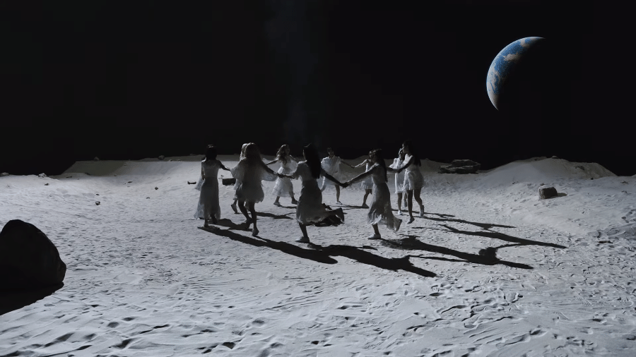 Integrantes do LOONA dançam em cenário feito para simular a Lua - Reprodução/YouTube