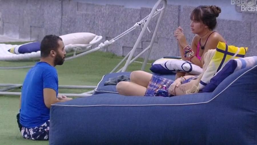 BBB 21: Gilberto, Thaís e Viih Tube conversam na área externa - Reprodução/ Globoplay