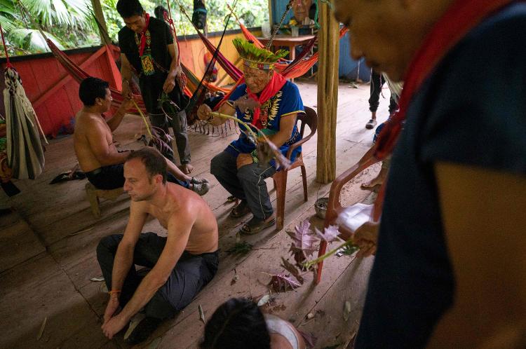 Isidro Lucitante, ao centro, conduzindo rituais da cerimônia de Yagé - PEDRO PARDO/AFP - PEDRO PARDO/AFP