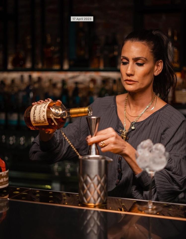 A conhecida bartender Mona prepara drinques atrás do balcão do seu bar, o Ponto Mona 
