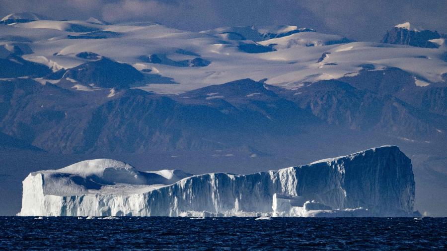 Iceberg na Groenlândia; empresa leva pedaços de gelo já desprendidos para Dubai