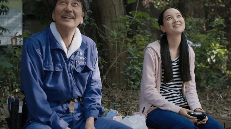 Koji Yakusho (Hirayama) e Arisa Nakano (Niko) em "Dias Perfeitos", que celebra a beleza da simplicidade e do cotidiano 