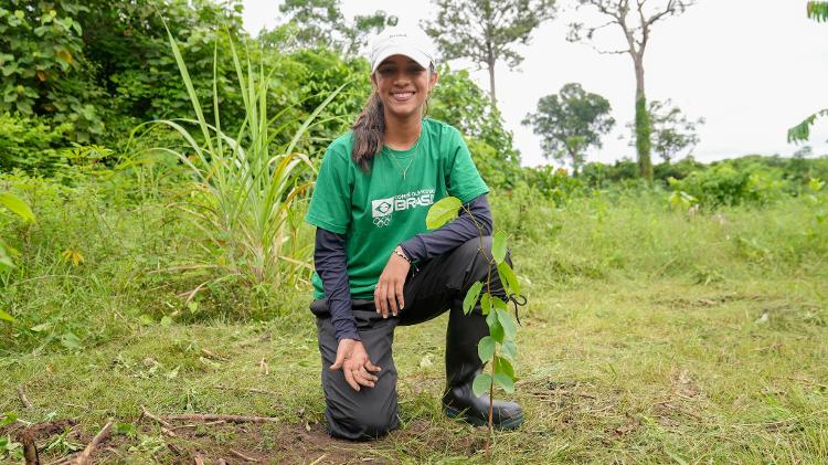 A skatista Rayssa Leal, embaixadora do projeto Floresta Olímpica do Brasil, planta a primeira muda de jatobá na Amazônia