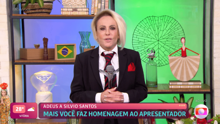 Ana Maria Braga usa terno para homenagear Silvio Santos