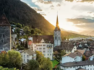 Entre Alpes e aliens, a cidade mais antiga da Suíça é um museu a céu aberto