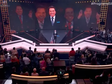 Globo homenageia Silvio Santos com Patricia no palco e transmissão com SBT