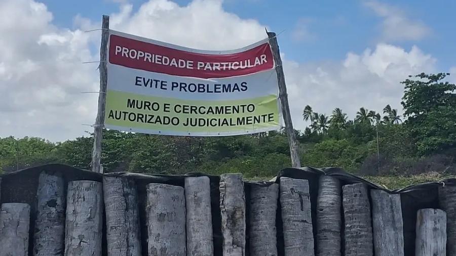 O Pontal de Maracaípe costumava ser uma área aberta, pela qual era possível chegar por cinco acessos. Agora, com o muro, só restou um