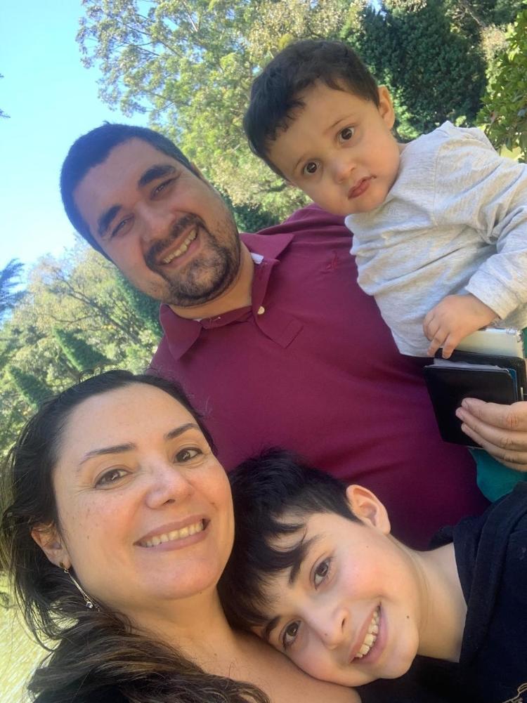 Davi com o pai, a mãe e o irmão