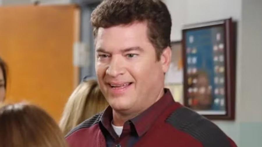 Luto na TV: Pat Finn, Ator Reconhecido por 'Friends' e 'The Middle', Nos Deixa Aos 60 Anos