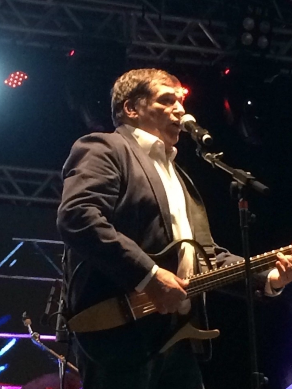 20.jun.2015 - O cantor Jerry Adriani abre a Virada 2015 com show em homenagem aos 50 anos da Jovem Guarda, no palco São João. - Felipe Branco Cruz/UOL