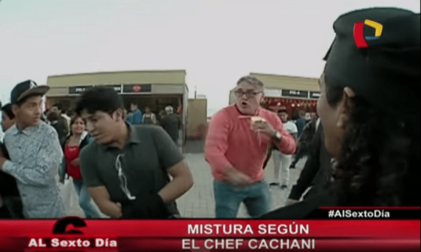 9.set.2015 - Um homem foi acusado de tentar furtar o celular de um turista italiano durante a gravação de uma reportagem para o programa de TV "Al Sexto Día", em Lima, no Peru, e acabou levando um soco no rosto