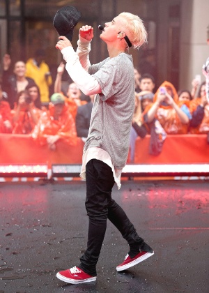 O cantor Justin Bieber se apresenta em frente ao Rockfeller Center, em NY (EUA) - Getty Images