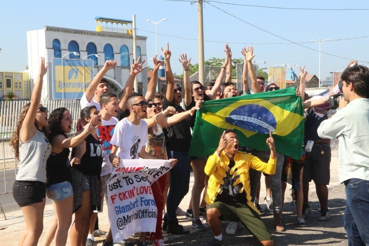 18.set.2015 - Fãs de Queen aguardam abertura dos portões da Cidade do Rock - Zulmair Rocha/UOL
