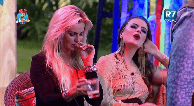 02.out.2015 - Veridiana Freitas encara Marcelo Bimbi na segunda festa do reality show - Reprodução/Record