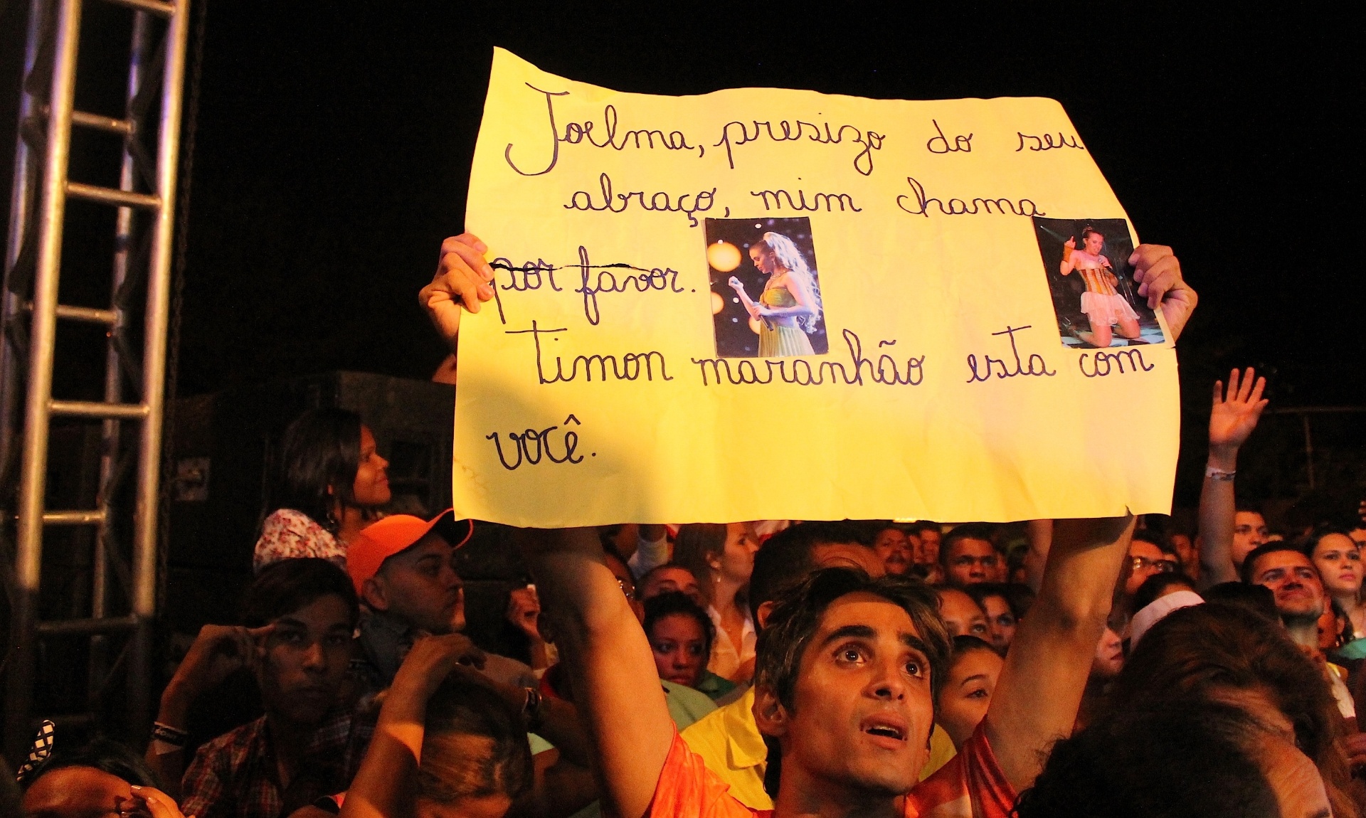 4.out.2015 - Fãs viajaram de outros Estados até o Piauí e demonstraram total apoio a Joelma após a separação dos líderes do Calypso. Chimbinha foi praticamente expulso do palco pela multidão. - Orlando Berti/UOL