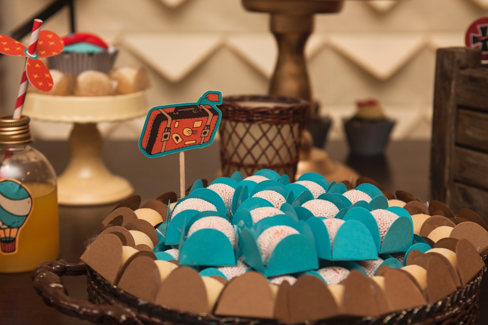 Brigadeiros branco e beijinhos, da Dolci Amici, eram algumas das opções para adoçar a festa.  A temática de avião estava presente até nos tags usados para decorar os doces - Sandra Pagano/Divulgação