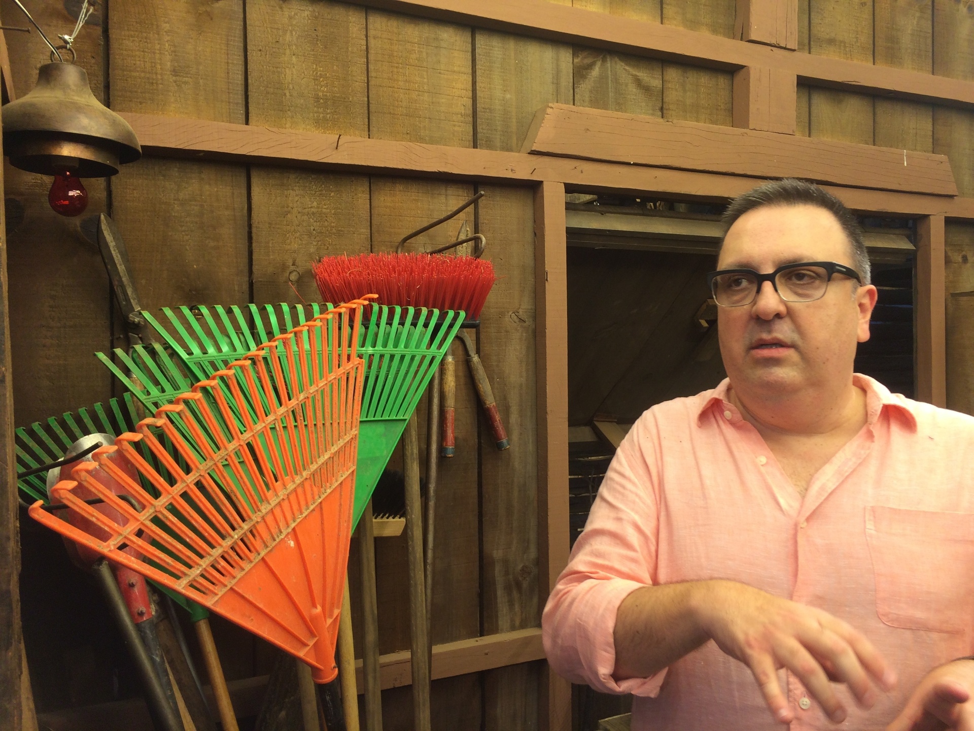 O diretor Rodrigo Carelli explica como os peões fazem para acionar a produção caso sintam necessidade - Felipe Pinheiro/UOL