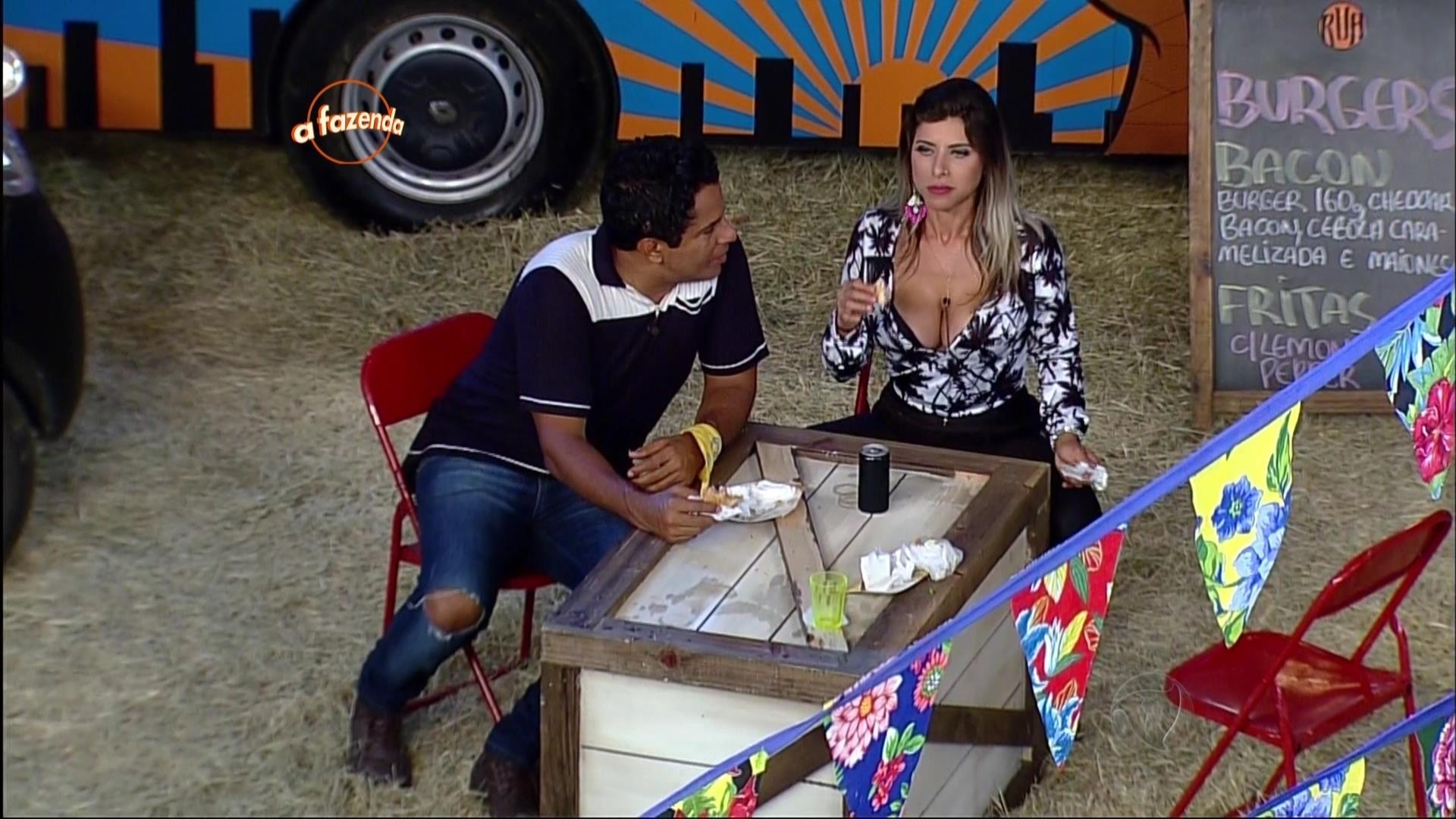 13.nov.2015 - Luka e Ana Paula  conversavam na festa Food Truck - Reprodução/Record