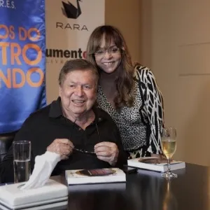 2.dez.2015 -Boni recebe o carinho de Glória Perez no lançamento do seu livro - Brazil News