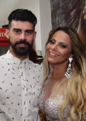 24.jan.2016 - Viviane Araújo vai acompanhada do namorado Radamés ao ensaio do Salgueiro - Anderson Borde/AgNews - Anderson Borde/AgNews