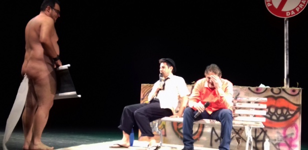 05.mai.2016 - Matheus Ceará aparece nu na peça "Proibidão da Praça" - Paulo Pacheco/UOL - Paulo Pacheco/UOL