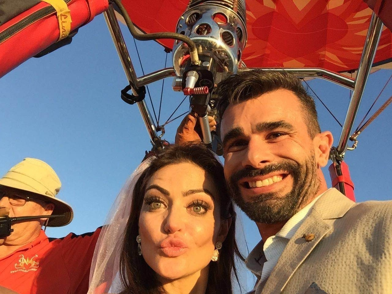 Laura e Jorge fizeram uma selfie momentos antes da decolagem do balão  - Divulgação/dgvipservices/r2assessoria