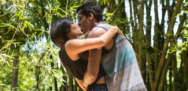 Tiago (Marcello Melo Jr) beija Yumi (Jacqueline Sato) no bambuzal, em "Sol Nascente" - Caiua Franco/Globo
