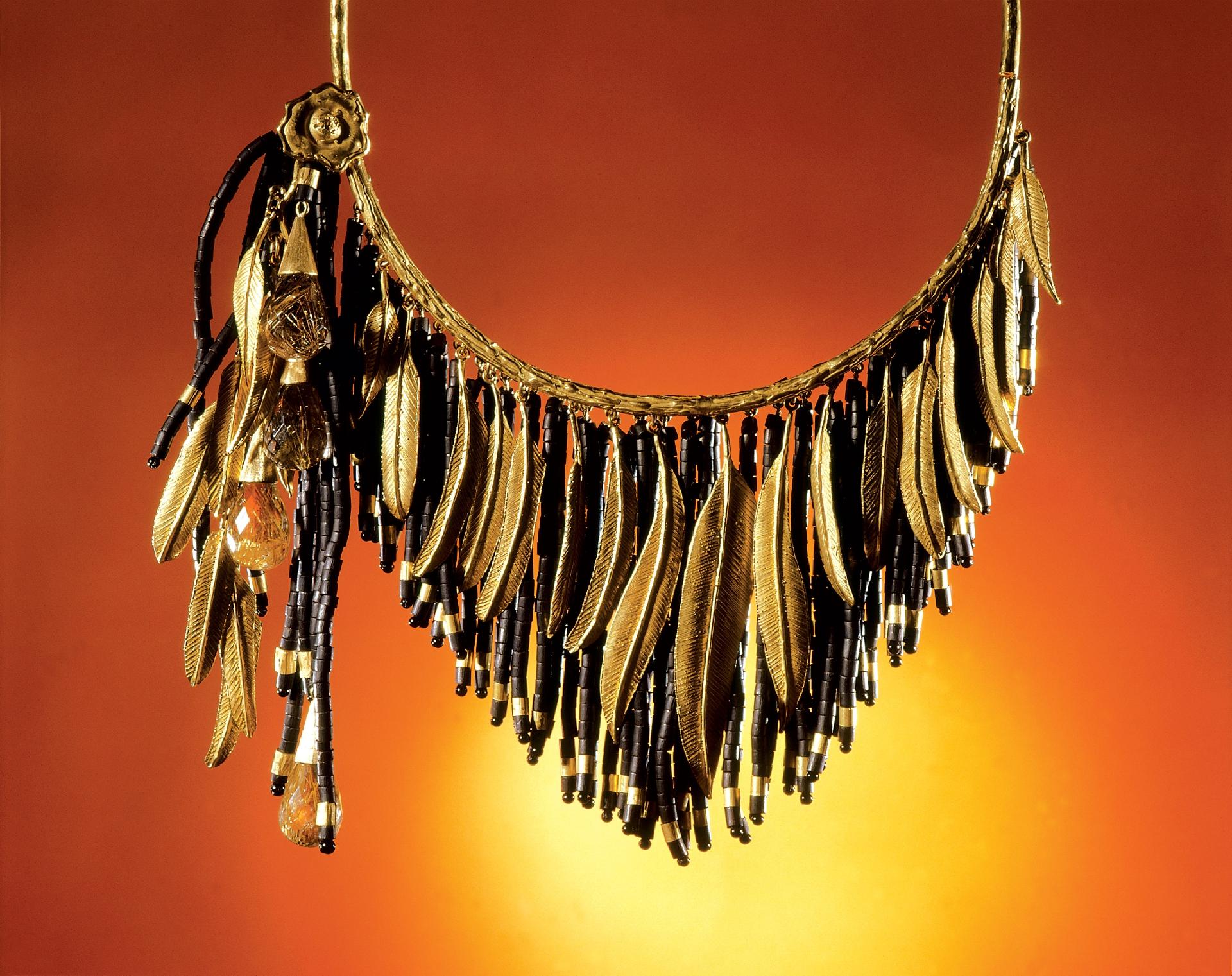 Colar de penas de ouro, citrinos e sementes de tucum, feito por Ruth Grieco. A peça fez parte de uma exposição sobre design brasileiro na Pinacoteca do Estado, em São Paulo. É do acervo pessoal da joalheira (valores consultados em dezembro de 2016) - Divulgação