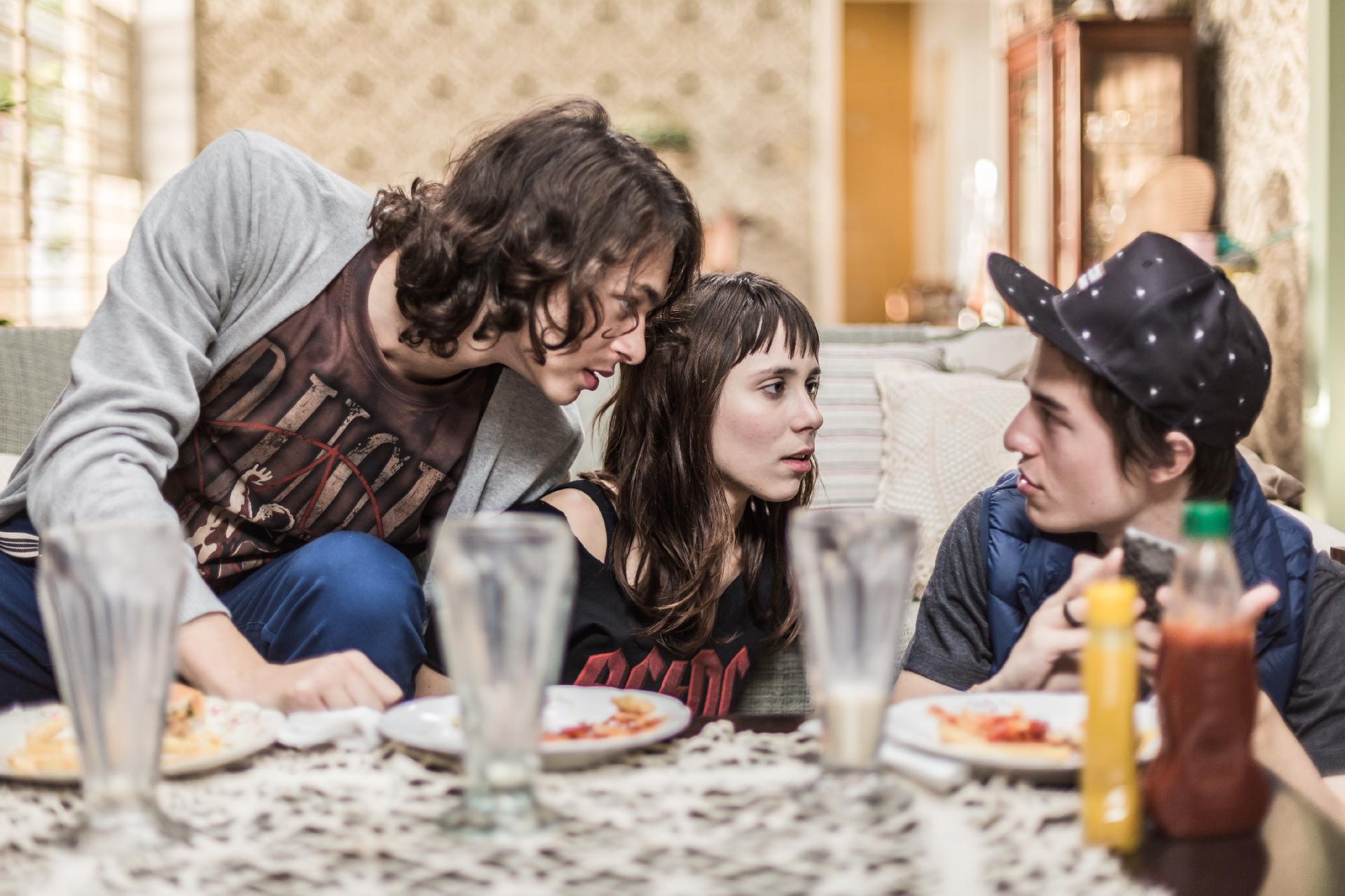 Sput (Michel Joelsas), Tina (Daphne Bozaski) e Wes (Thalles Cabral) têm de enfrentar uma aliança de seres que querem dominar  o mundo em  "Manual Para Se Defender de Aliens, Ninjas e Zumbis", série brasileira do Warner Channel  - Divulgação