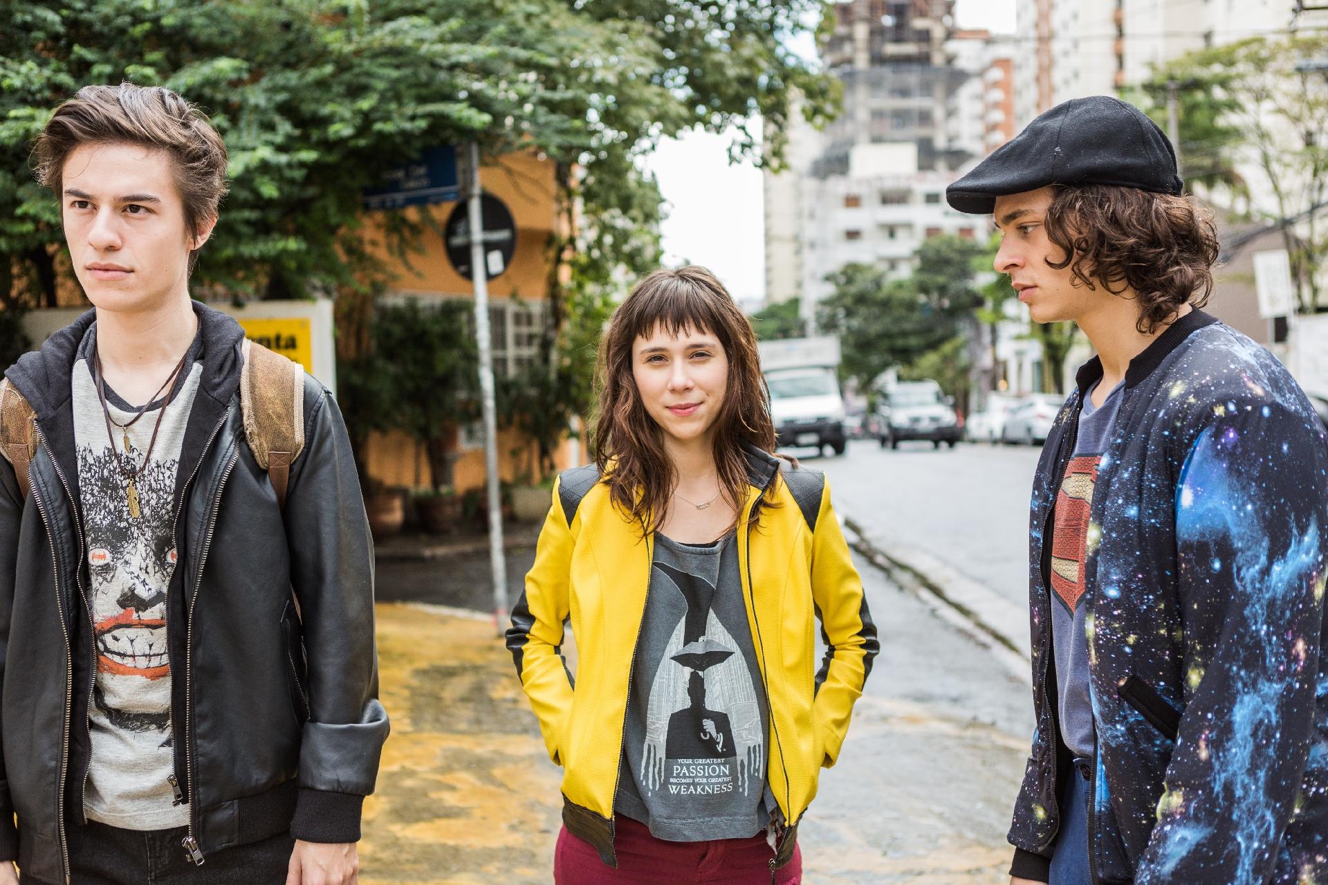 Thalles Cabral, Daphne Bozaski e Michel Joelsas são amigos que precisam salvar o mundo em "Manual Para Se Defender de Aliens, Ninjas e Zumbis", série brasileira do Warner Channel - Divulgação