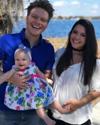 Thaís Fersoza falou sobre a experiência de comemorar a data com Melinda, de oito meses, e com o bebê na barriga. Ela aproveitou para revelar o nome do segundo filho, que será Teodoro: "Que bênção poder ter meus pequenos comigo.. não podia ser melhor, não podia ser mais mágico... uma no colo e um no ventre! Meus amores", escreveu ela. - Reprodução/Instagram/tatafersoza