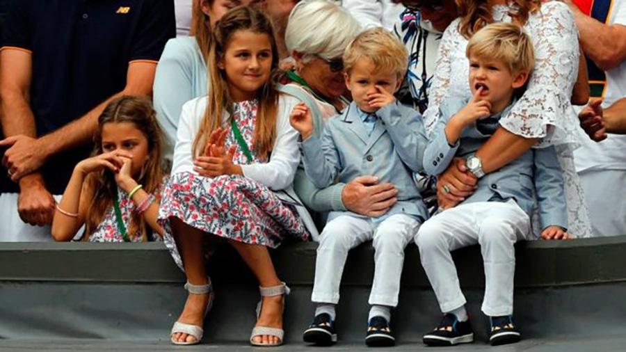 Filhos gêmeos de Roger Federer estavam vestidos iguais em Wimbledon - AFP/Getty Images