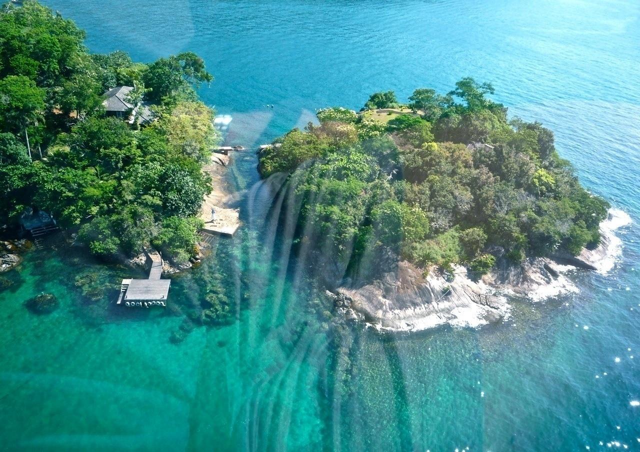 Já pensou em ter uma ilha inteirinha só para a sua família? Essa casa surge na lista como a segunda mais desejada do país. São duas ilhas conectadas por uma pequena ponte na costa de Angra dos Reis. Na maior delas fica a casa. Com seis quartos ela está cercada por um mar azul transparente e muita vegetação nativa. Acho que dá para descansar bastante assim, não? - Divulgação/Airbnb