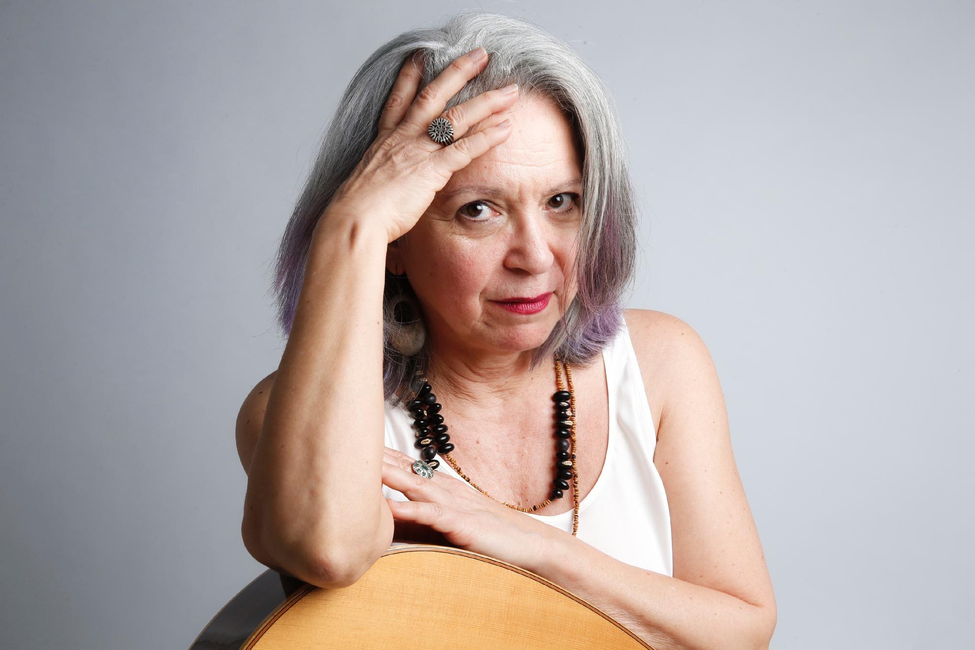 Tetê Espíndola posa para fotos no alto de um prédio no centro de São Paulo para divulgar seu novo álbum "Outro Lugar", o 18º da carreira - Lucas Lima/UOL