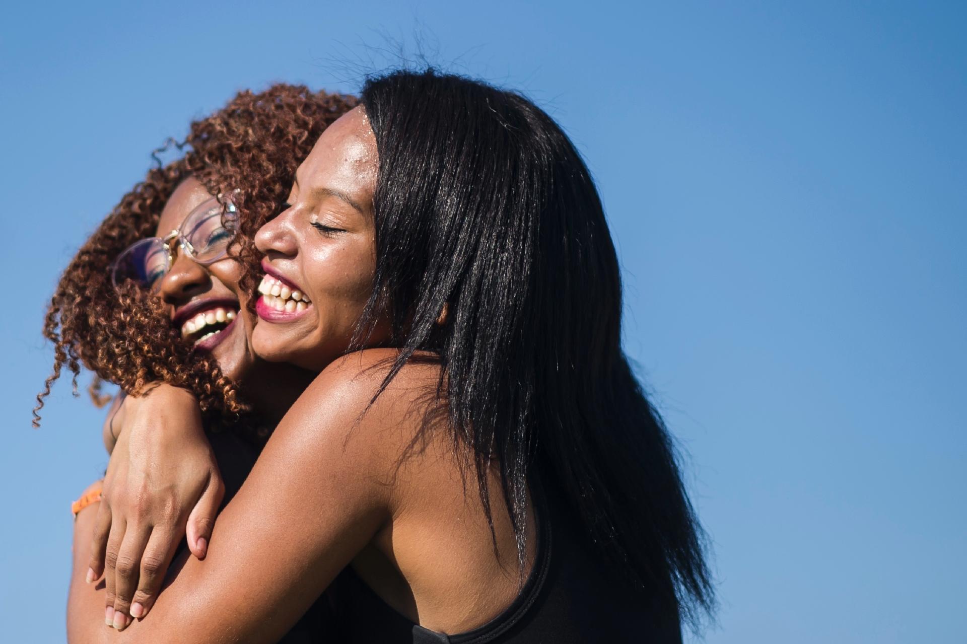 Meninas se abraçam no teceiro dia do festival - Bruna Prado/UOL