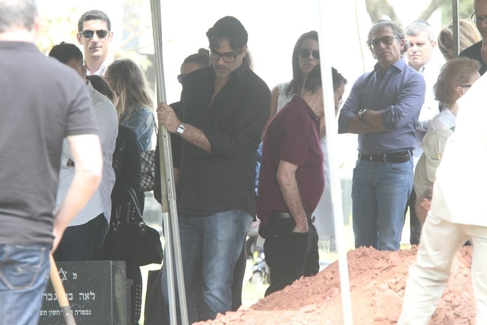Pai do ator Luciano Szafir e avô de Sasha Meneghel, Gabriel Szafir foi enterrado neste domingo (24) no cemitério israelita do Butantã, em São Paulo. Luciano Szafir e Beth Szafir prestaram suas últimas homenagens - Amauri Nehn/Brazil News