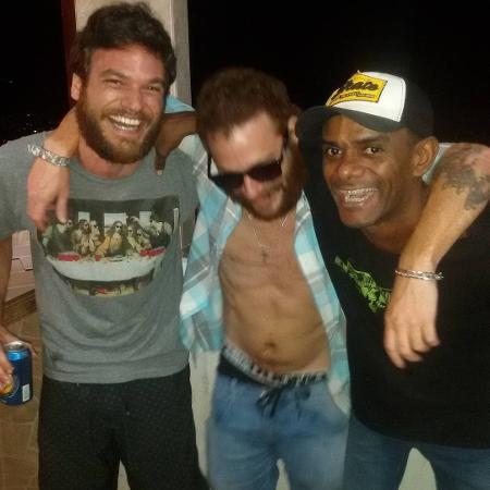 Emílio Dantas com Daniel Zettel, o Batoré e o dublê Eduardo Oliveira em churrasco na favela Tavares Bastos - Reprodução/{Instagram - Reprodução/{Instagram
