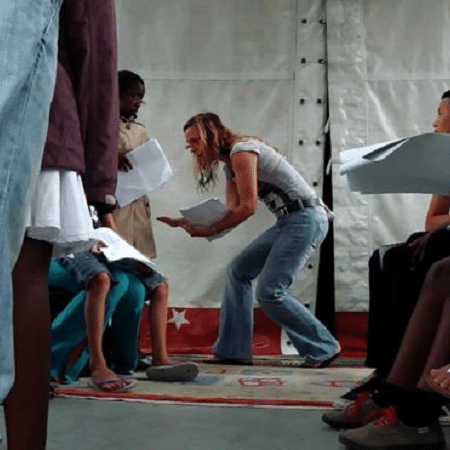 Neusa Thomasini deixou os palcos tradicionais para se dedicar a performances em periferias pobres, habitadas por imigrantes - Arquivo Pessoal via BBC - Arquivo Pessoal via BBC