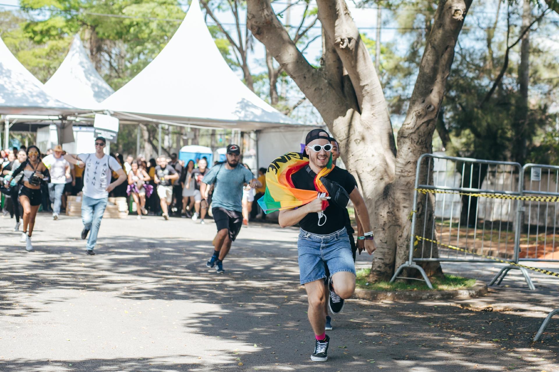 Público entra correndo em Interlagos, após a abertura dos portões do segundo dia do Lollapalooza, em São Paulo. Dia tem como destaque o Pearl Jam - Felipe Gabriel/UOL