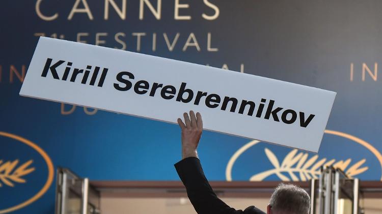 Delegado de Cannes carrega cartão com o nome de Kirill Serebrennikov - Anne-Christine Poujoulat/AFP Photo - Anne-Christine Poujoulat/AFP Photo
