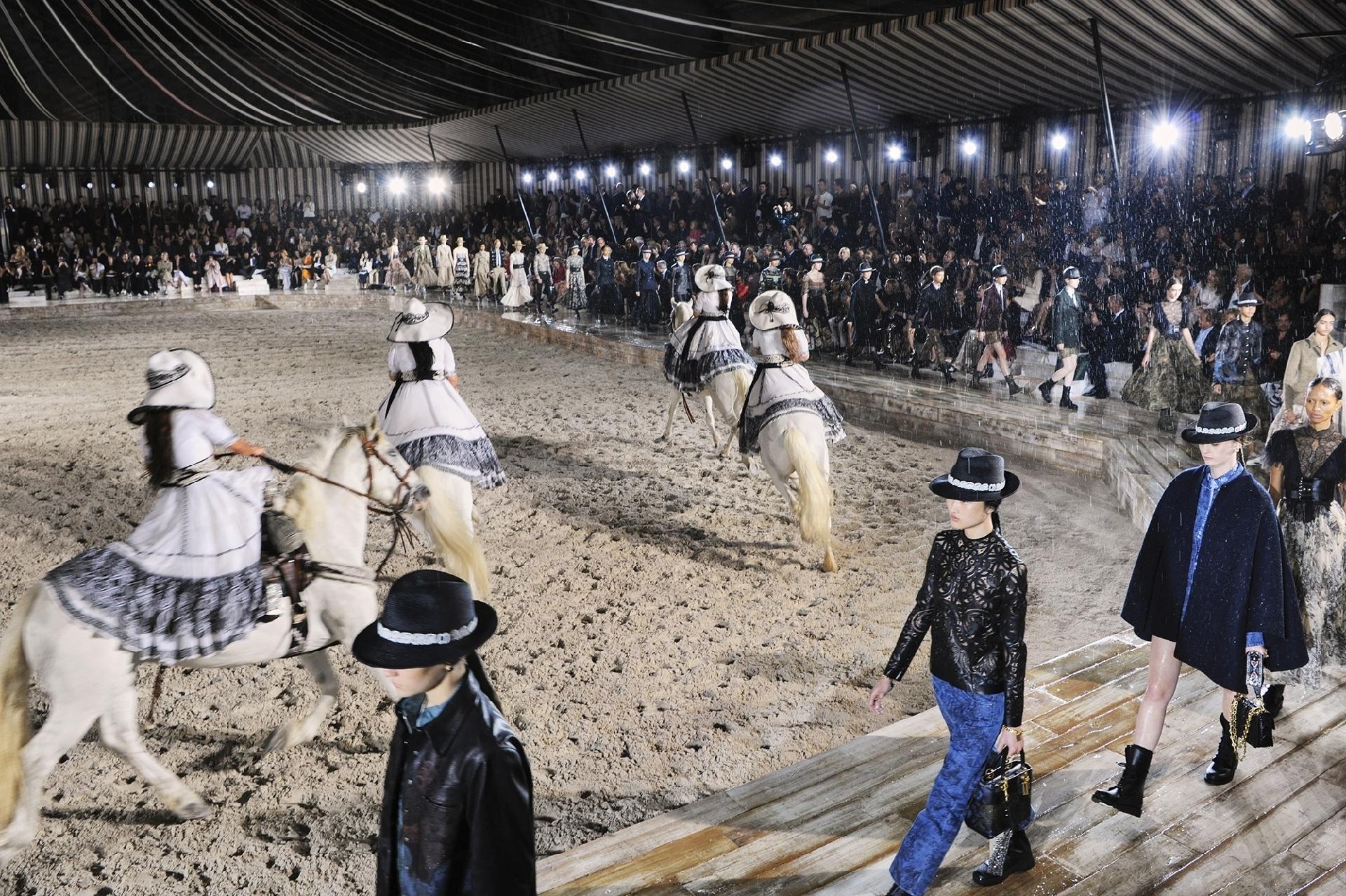 O cenário de desfile da Dior foi inspirado nas charreadas mexicanas - Divulgação