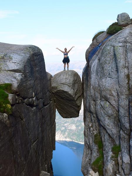 A rocha Kjeragbolten está presa sobre um abismo acima do Lysefjord - Getty Images/iStockphoto