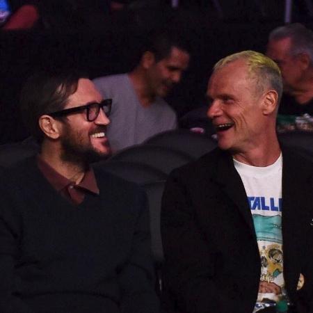 O guitarrista John Frusciante e o baixista Flea assistem juntos a uma luta de boxe em Los Angeles - Juan Ocampo/Staples Center
